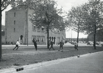 502922 Afbeelding van voetballende jongens in het plantsoen op de middenstrook van de Omloop (Anton Geesinkstraat) te ...